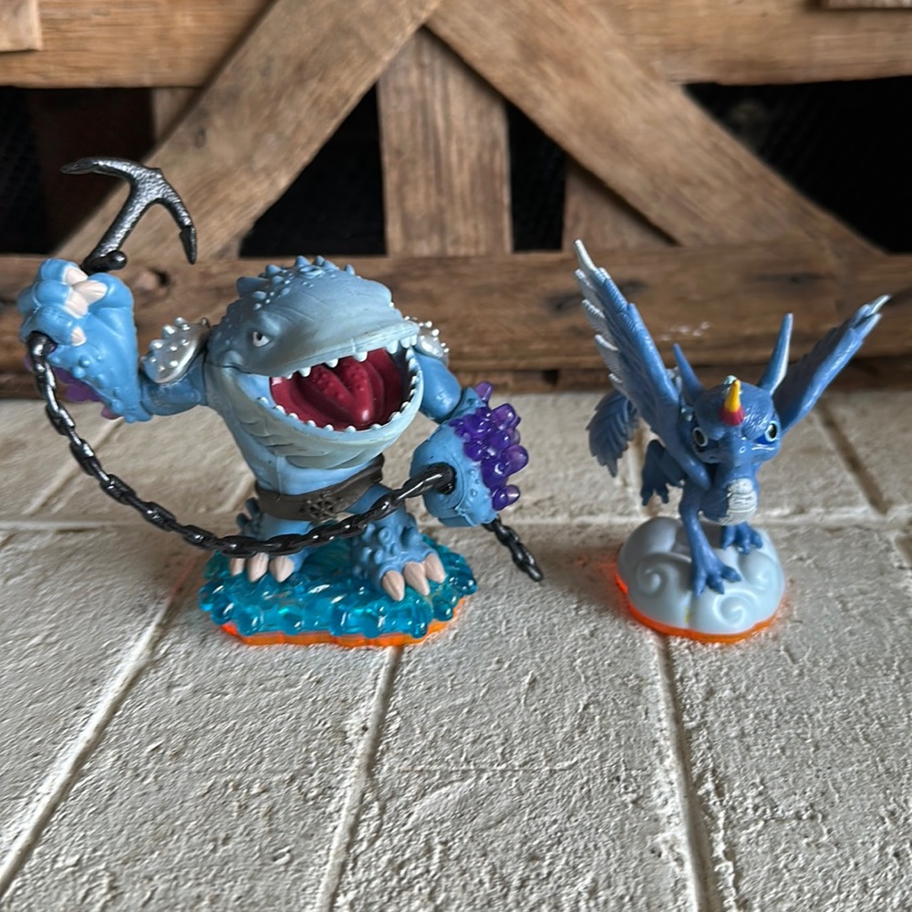 Skylanders Giants Thumpback Whale and Polar Whirlwind Spyro Figure